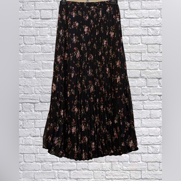 Vince Camuto Dresses & Skirts - Vince Camuto Black Floral Pleated Midi Skirt
